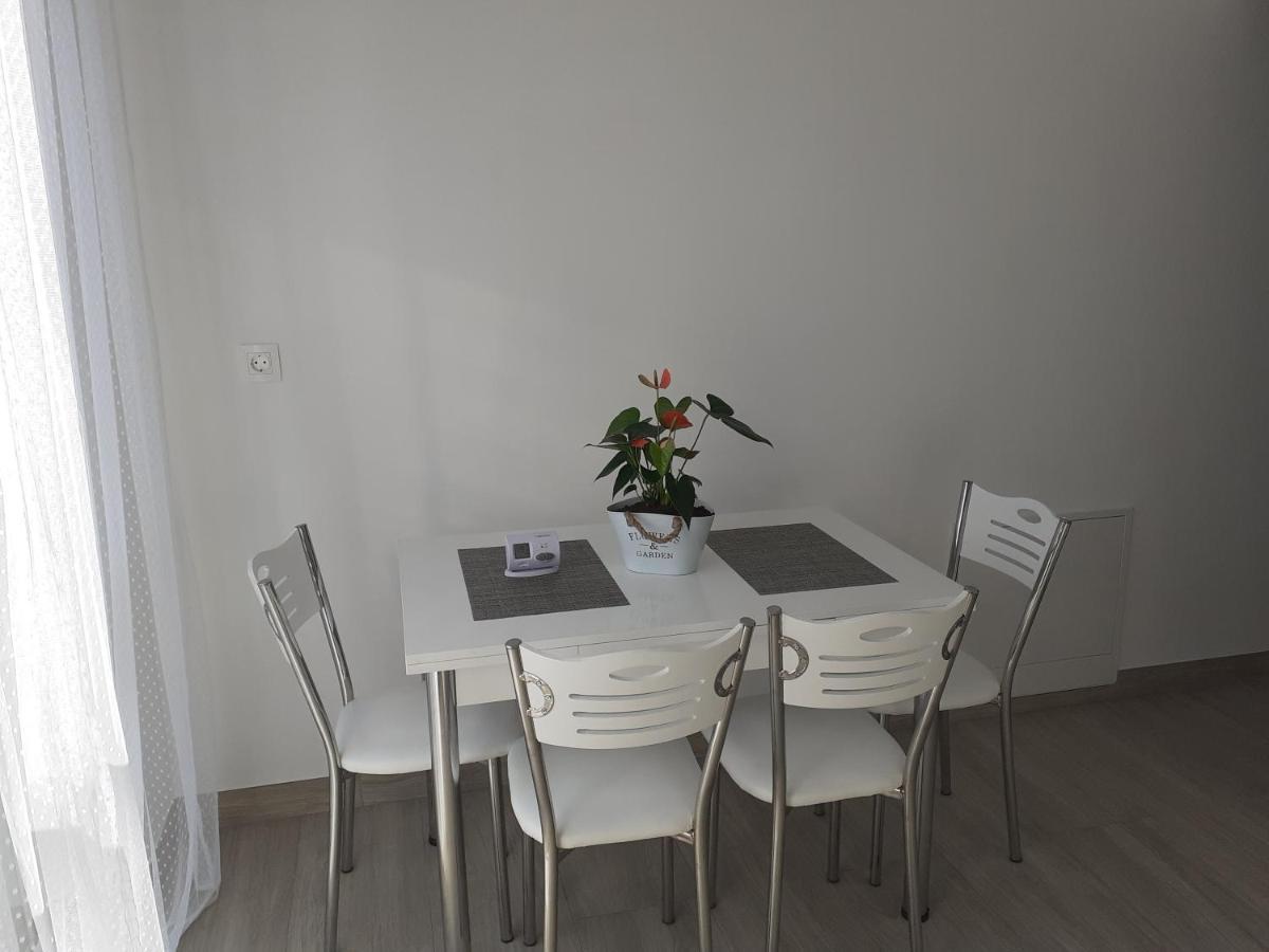 Sara Apartman Livezeni  Εξωτερικό φωτογραφία