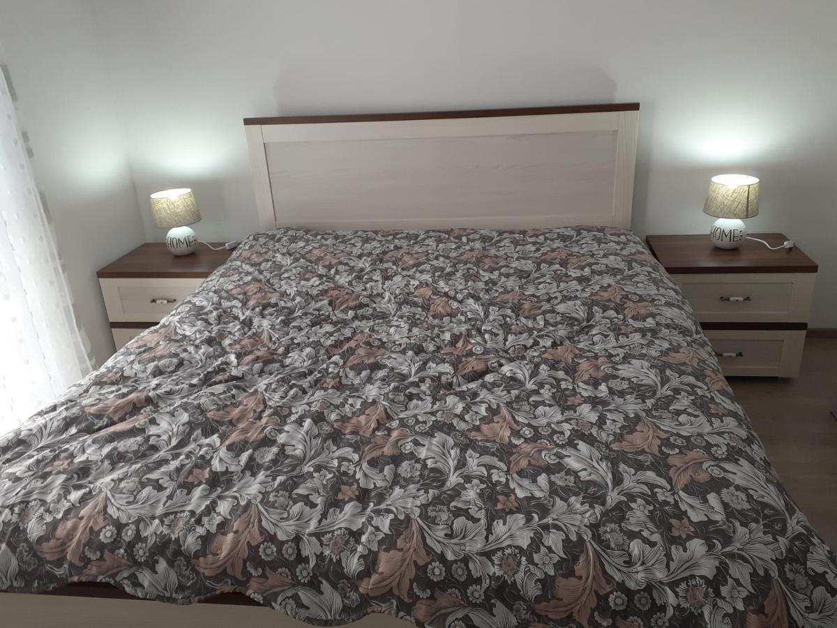 Sara Apartman Livezeni  Εξωτερικό φωτογραφία