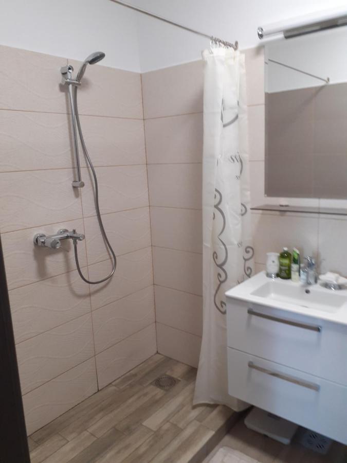 Sara Apartman Livezeni  Εξωτερικό φωτογραφία